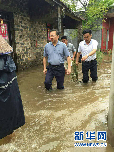 [临高县委书记李江华救灾] 17日,海南临高县委书记李江华救灾镜头.